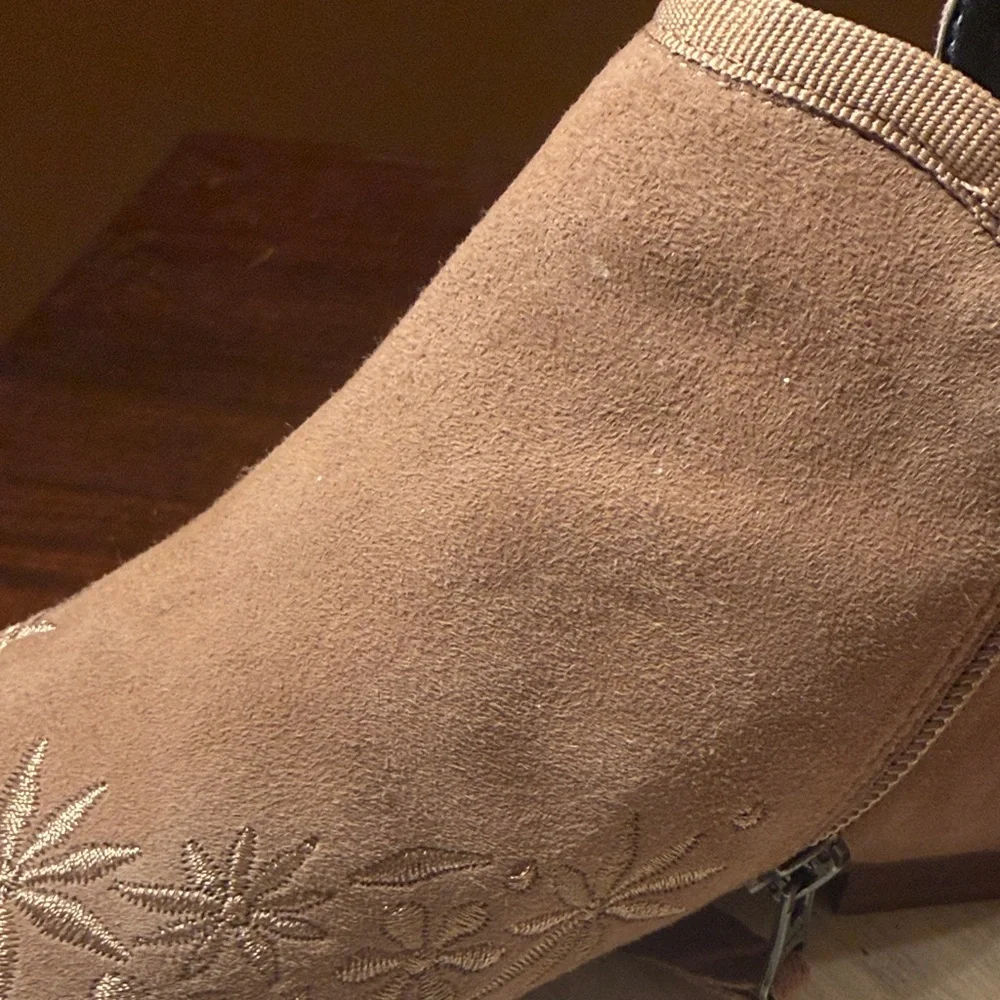 Bernardo Francine  Anthropologie Boho Suede Embroidered  Ankle Boots sz 8
